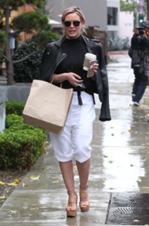 Hilary Duff feet photo thumbnail