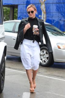Hilary Duff feet photo thumbnail