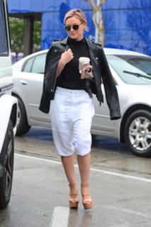 Hilary Duff feet photo thumbnail