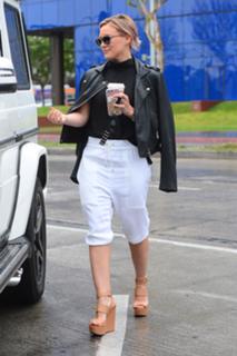 Hilary Duff feet photo thumbnail