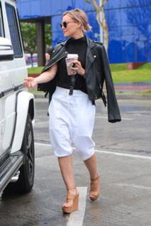 Hilary Duff feet photo thumbnail