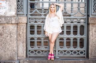 Carla Diaz feet photo thumbnail
