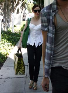 Rose McGowan feet photo thumbnail