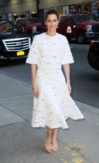 Amanda Peet feet photo thumbnail
