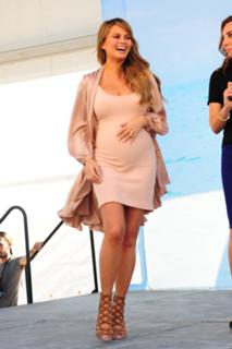 Chrissy Teigen feet photo thumbnail