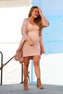 Chrissy Teigen feet photo thumbnail