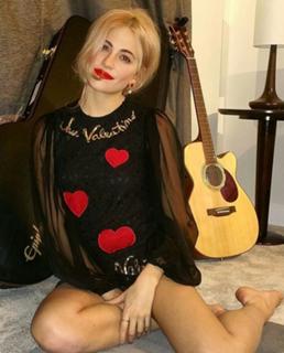 Pixie Lott feet photo thumbnail
