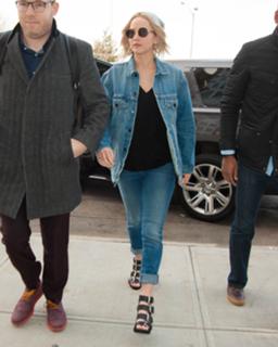 Jennifer Lawrence feet photo thumbnail