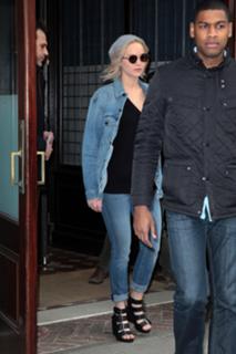 Jennifer Lawrence feet photo thumbnail