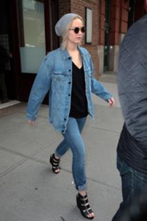 Jennifer Lawrence feet photo thumbnail