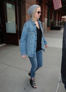 Jennifer Lawrence feet photo thumbnail