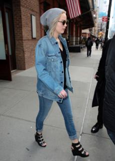 Jennifer Lawrence feet photo thumbnail