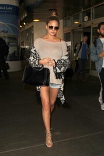 Chrissy Teigen feet photo thumbnail