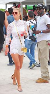 Nina Agdal feet photo thumbnail