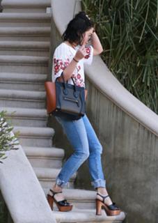 Vanessa Hudgens feet photo thumbnail