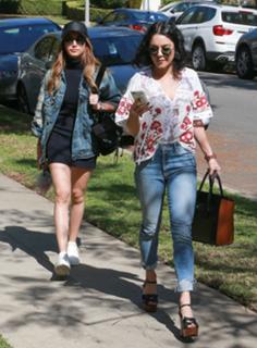 Vanessa Hudgens feet photo thumbnail