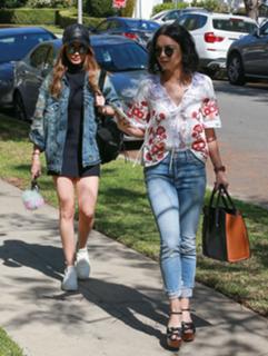 Vanessa Hudgens feet photo thumbnail