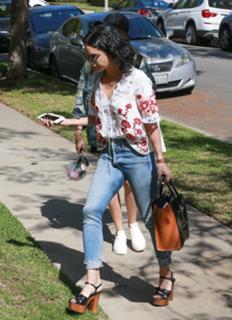 Vanessa Hudgens feet photo thumbnail