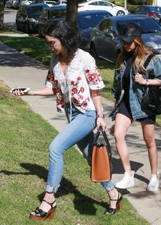 Vanessa Hudgens feet photo thumbnail