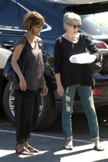 Halle Berry feet photo thumbnail