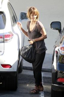 Halle Berry feet photo thumbnail