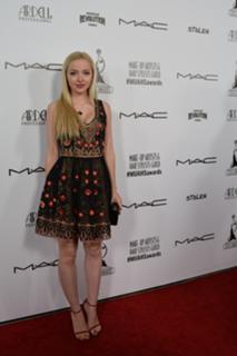 Dove Cameron feet photo thumbnail