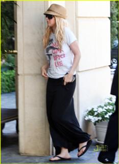 Christina Aguilera feet photo thumbnail