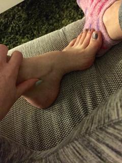 Emma Lovett feet photo thumbnail