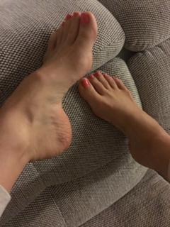 Emma Lovett feet photo thumbnail