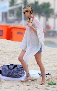 Fearne Cotton feet photo thumbnail