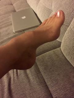 Emma Lovett feet photo thumbnail