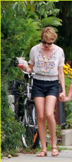Michelle Williams feet photo thumbnail
