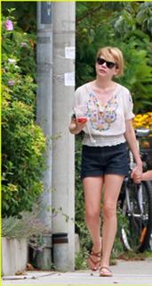 Michelle Williams feet photo thumbnail