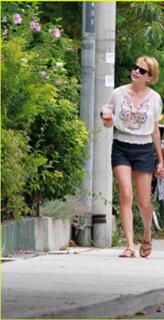 Michelle Williams feet photo thumbnail