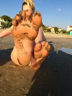 Emma Lovett feet photo thumbnail