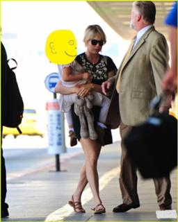 Michelle Williams feet photo thumbnail