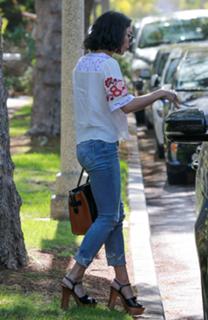 Vanessa Hudgens feet photo thumbnail