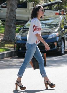Vanessa Hudgens feet photo thumbnail