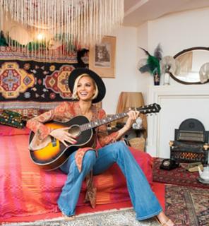 Alesha Dixon feet photo thumbnail