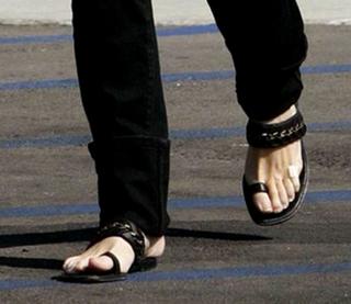 Ellen Pompeo feet photo thumbnail