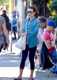 Lea Michele feet photo thumbnail
