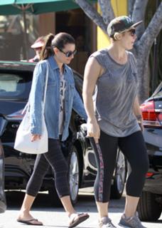 Lea Michele feet photo thumbnail