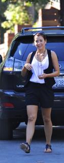 Alyson Hannigan feet photo thumbnail