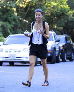Alyson Hannigan feet photo thumbnail