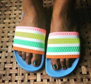 Mindy Kaling feet photo thumbnail