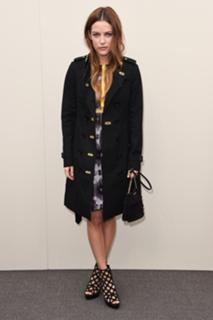 Riley Keough feet photo thumbnail
