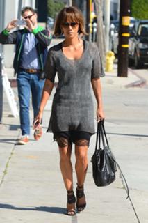 Halle Berry feet photo thumbnail