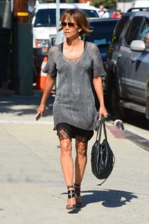 Halle Berry feet photo thumbnail
