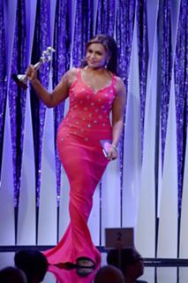 Mindy Kaling feet photo thumbnail