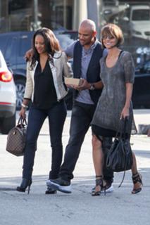 Halle Berry feet photo thumbnail